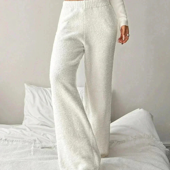 White Casual Women's Comfy Fuzzy Sweater Pant With Pockets - Picture 3 of 6